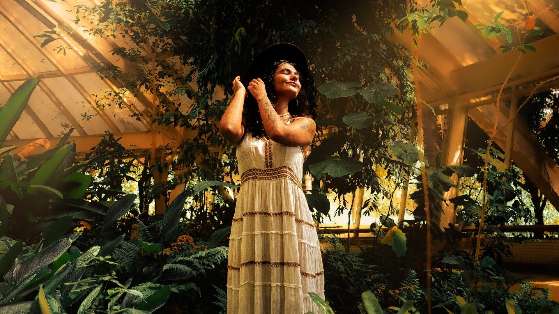 Frau nimmt zeremonielle Pflanzenmedizin ein – Rapé, Kakao oder Fleigenpilz – in einem achtsamen, spirituellen Moment